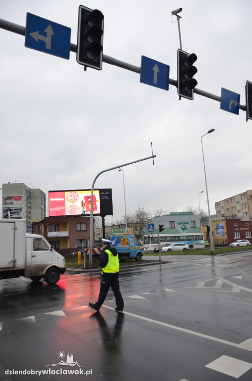 Okrzei - Wronia - policja kieruje ruchem