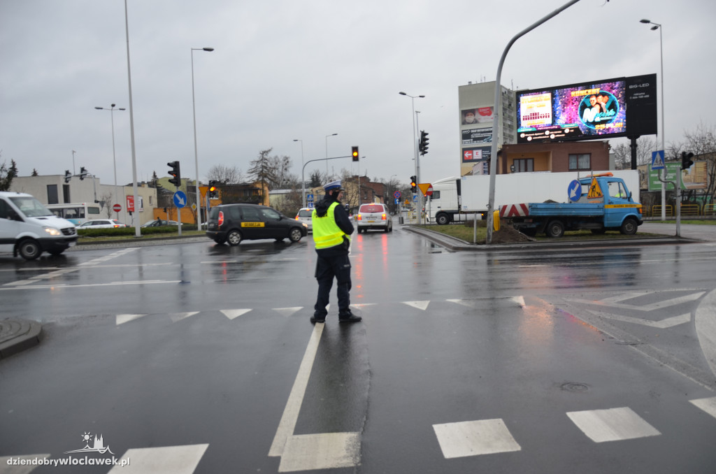 Okrzei - Wronia - policja kieruje ruchem