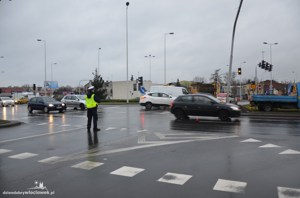 Okrzei - Wronia - policja kieruje ruchem