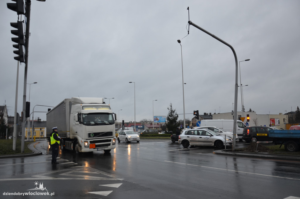 Okrzei - Wronia - policja kieruje ruchem