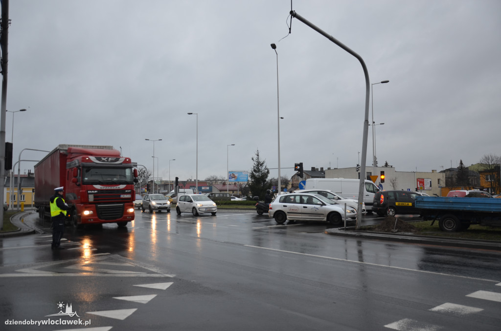 Okrzei - Wronia - policja kieruje ruchem