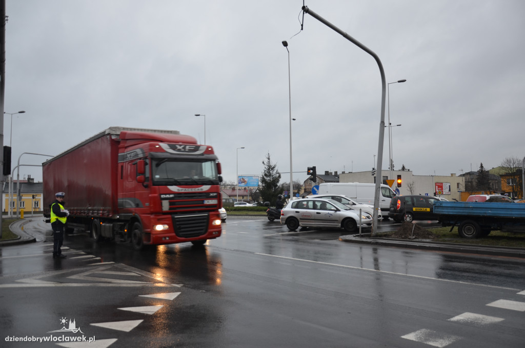 Okrzei - Wronia - policja kieruje ruchem