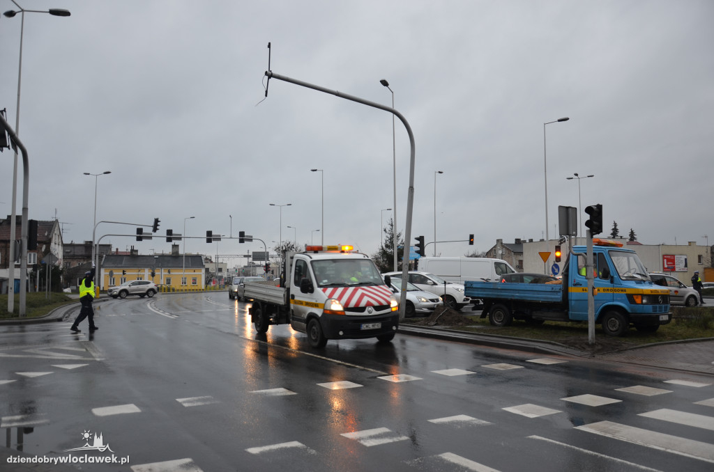Okrzei - Wronia - policja kieruje ruchem