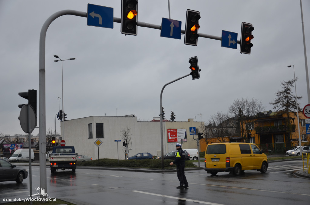 Okrzei - Wronia - policja kieruje ruchem