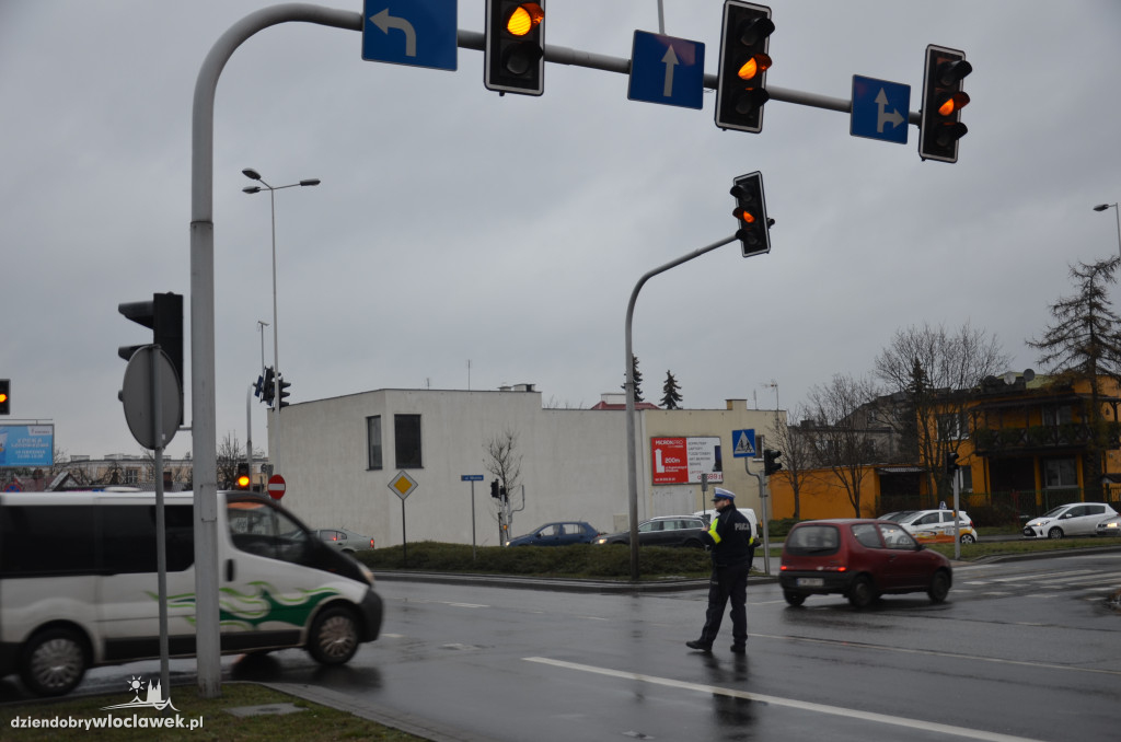 Okrzei - Wronia - policja kieruje ruchem