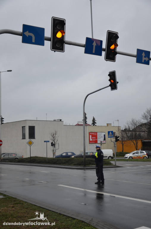 Okrzei - Wronia - policja kieruje ruchem