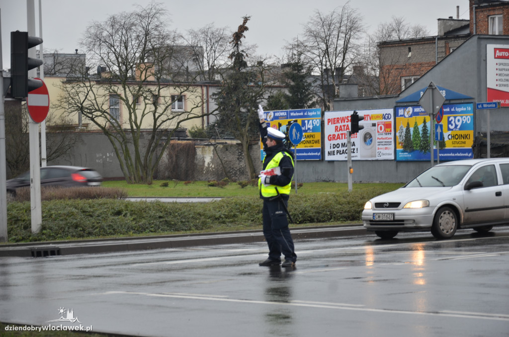 Okrzei - Wronia - policja kieruje ruchem