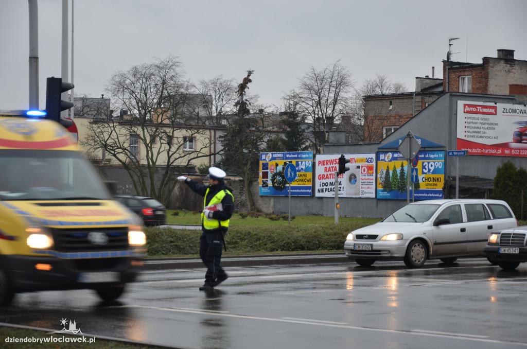 Okrzei - Wronia - policja kieruje ruchem