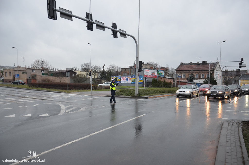 Okrzei - Wronia - policja kieruje ruchem