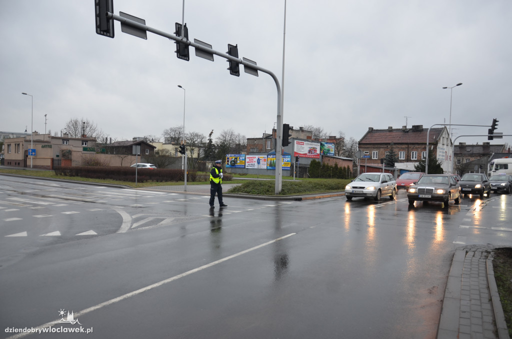 Okrzei - Wronia - policja kieruje ruchem
