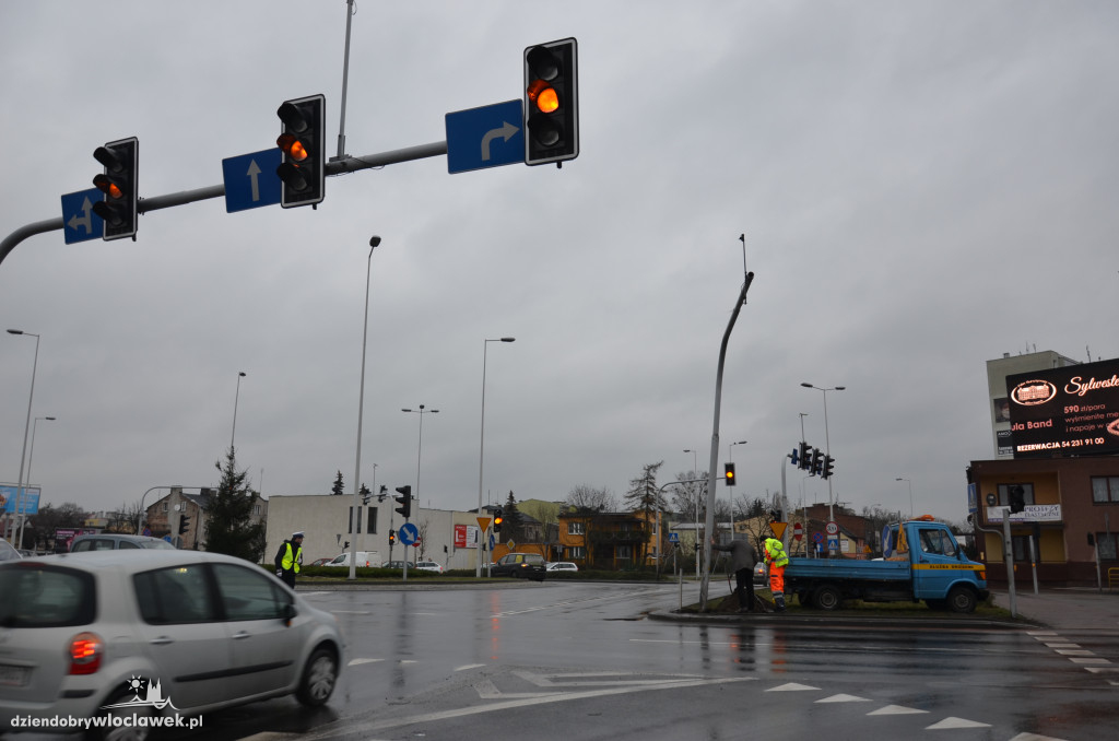 Okrzei - Wronia - policja kieruje ruchem