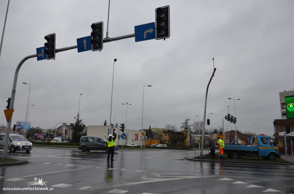 Okrzei - Wronia - policja kieruje ruchem