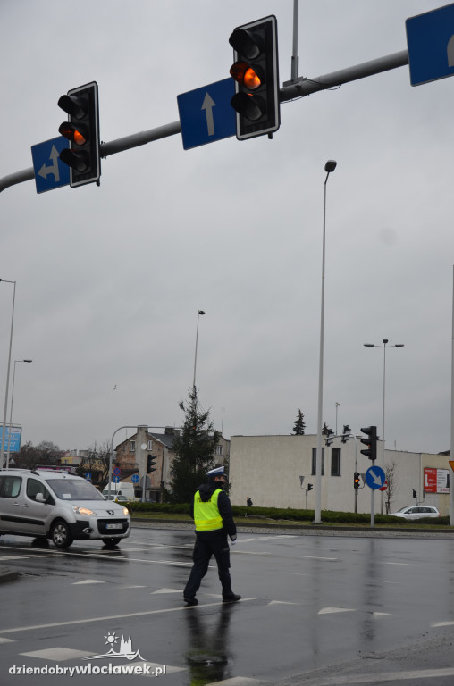 Okrzei - Wronia - policja kieruje ruchem