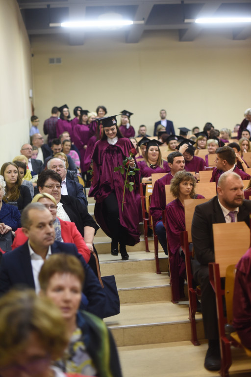 Absolwenci KSW odebrali dyplomy