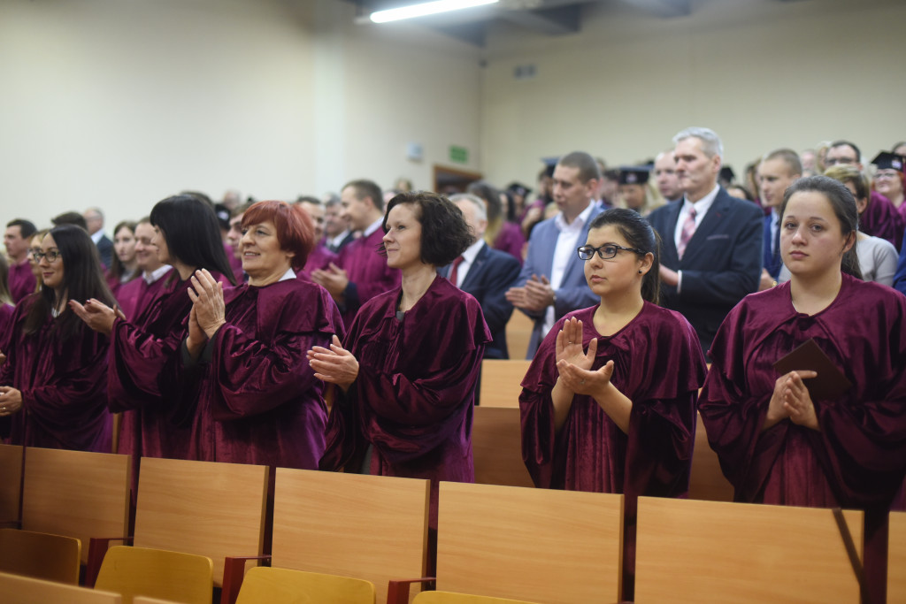 Absolwenci KSW odebrali dyplomy