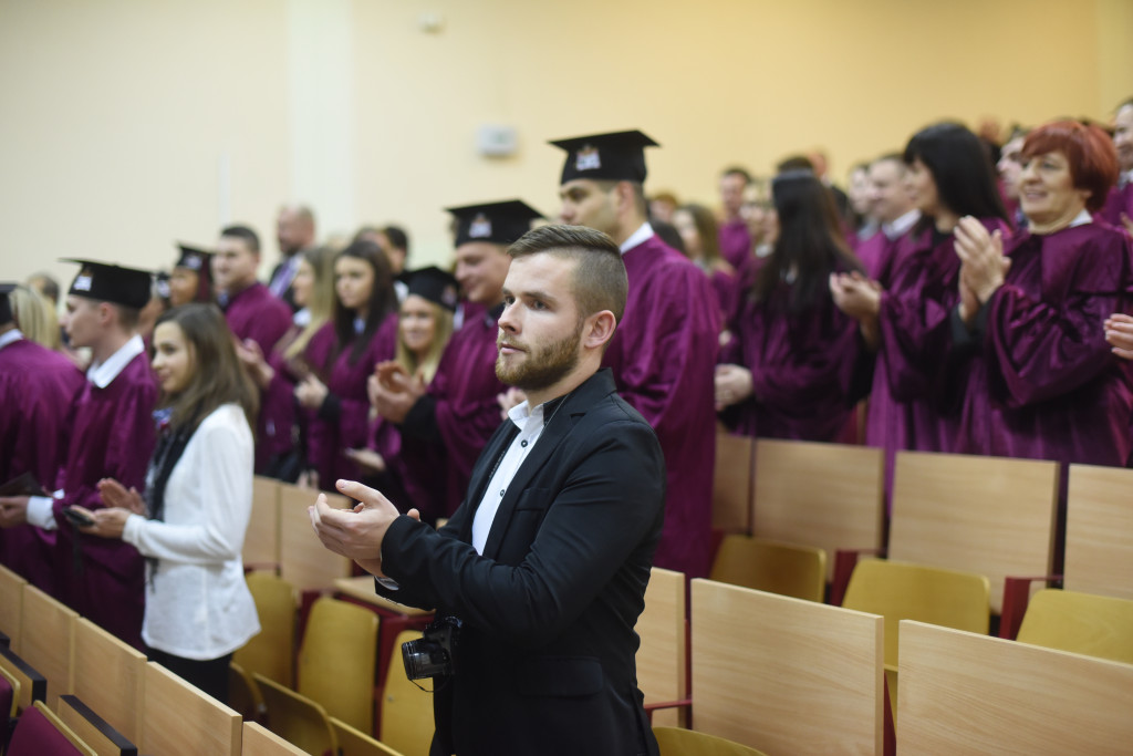 Absolwenci KSW odebrali dyplomy