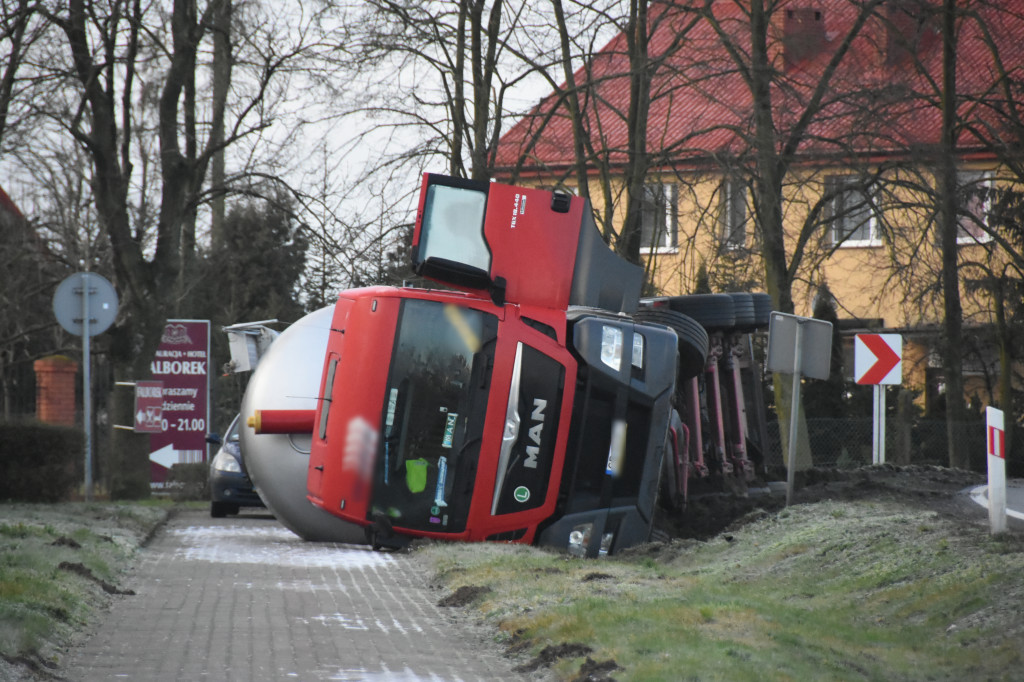 Przewrócona ciężarówka w rowie