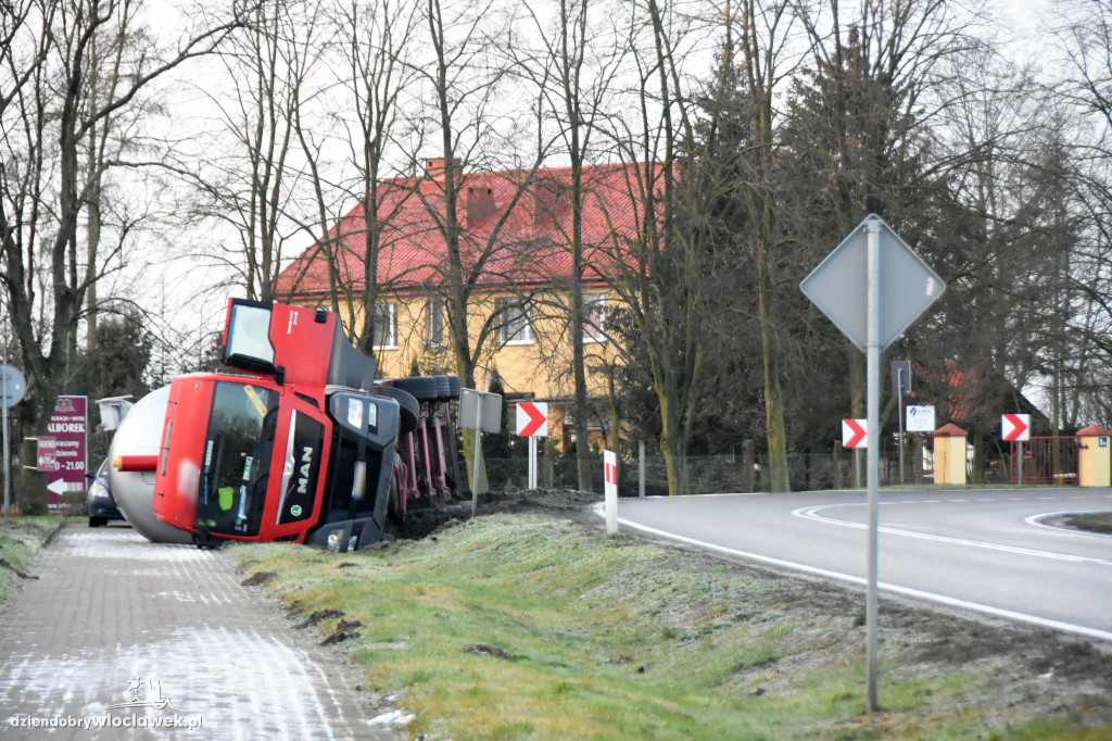 Przewrócona ciężarówka w rowie