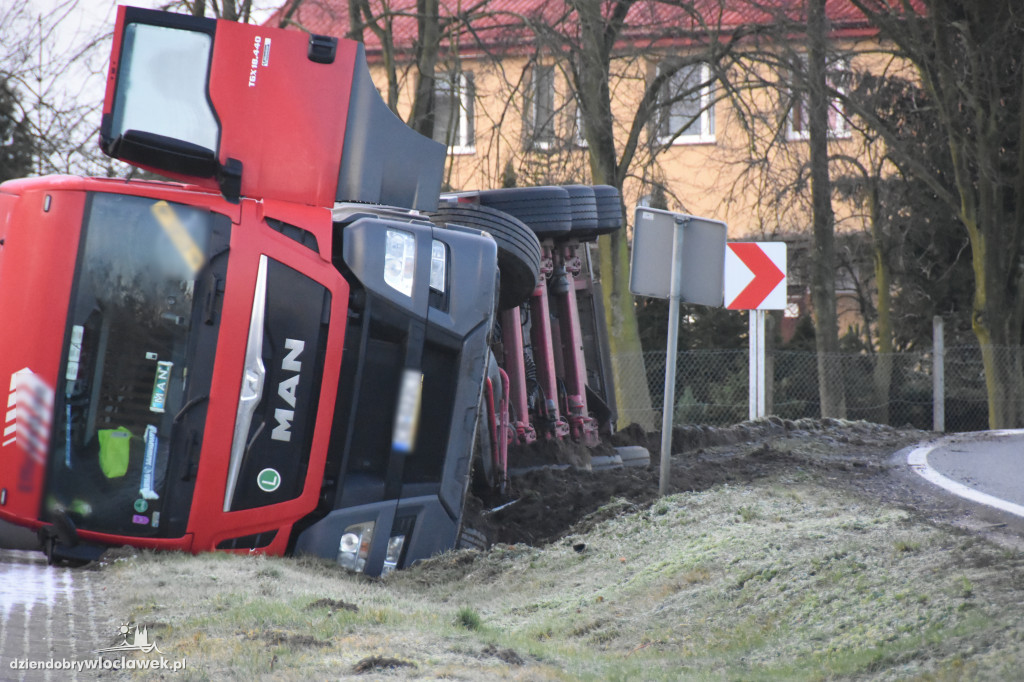 Przewrócona ciężarówka w rowie