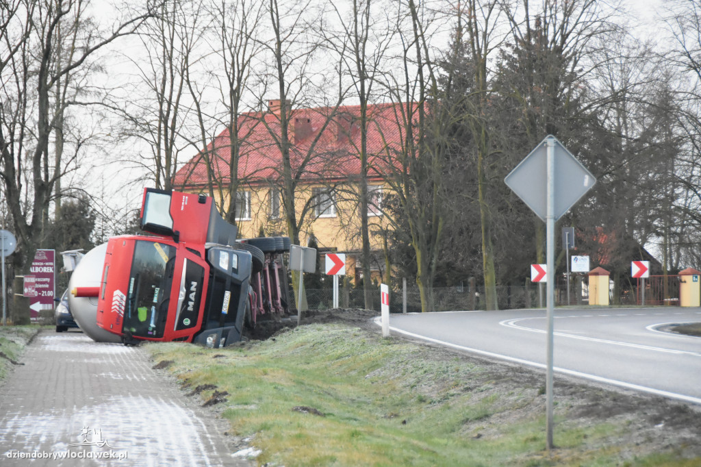 Przewrócona ciężarówka w rowie