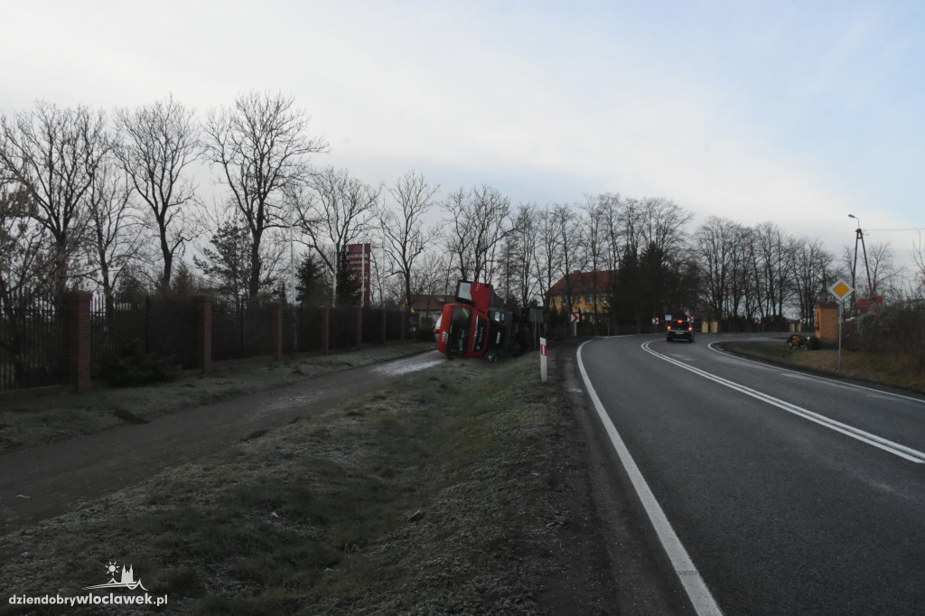 Przewrócona ciężarówka w rowie