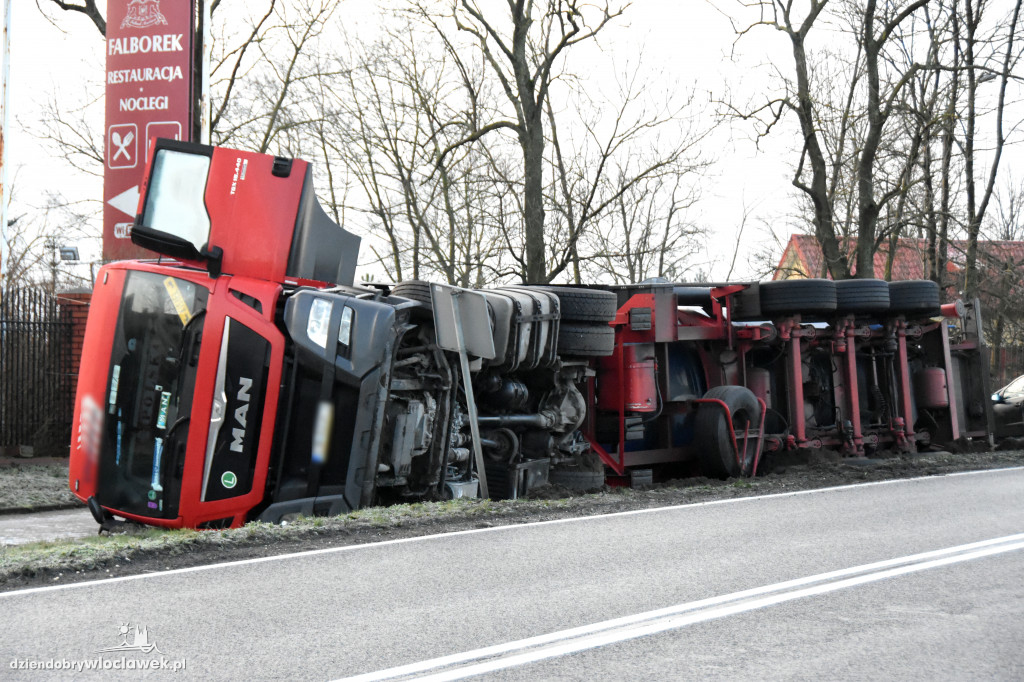 Przewrócona ciężarówka w rowie