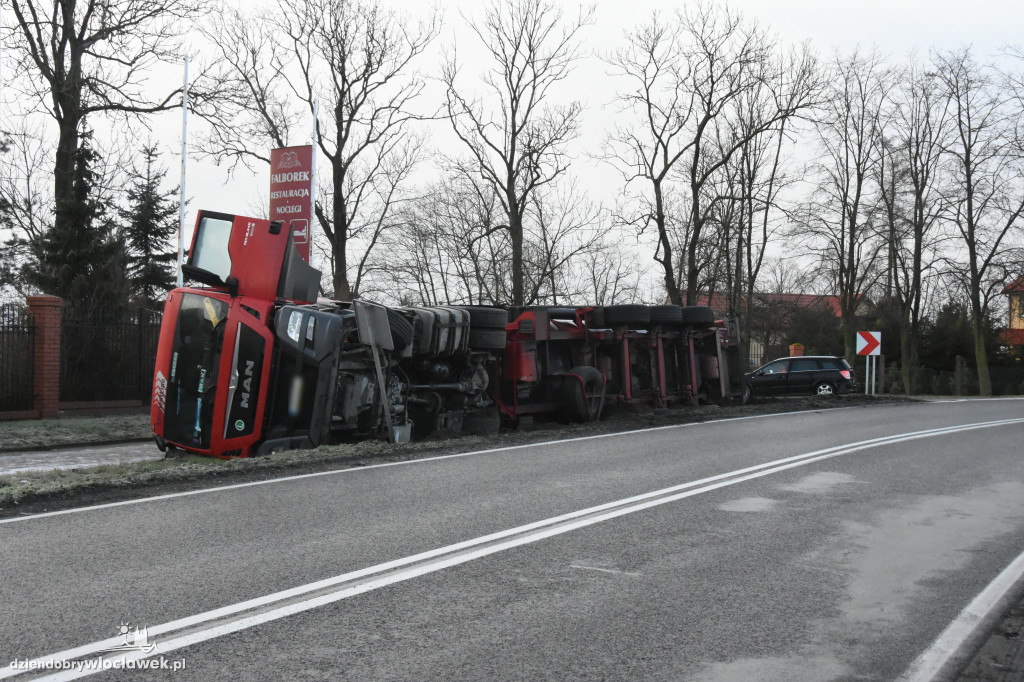 Przewrócona ciężarówka w rowie