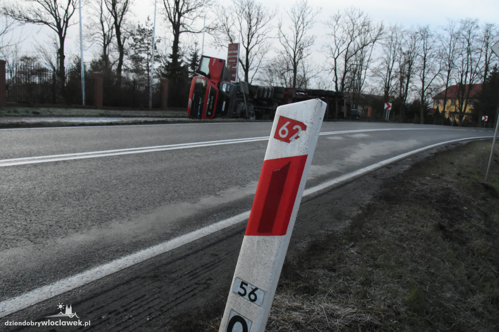 Przewrócona ciężarówka w rowie