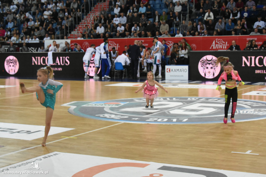 Anwil Dance Team na meczu z Treflem