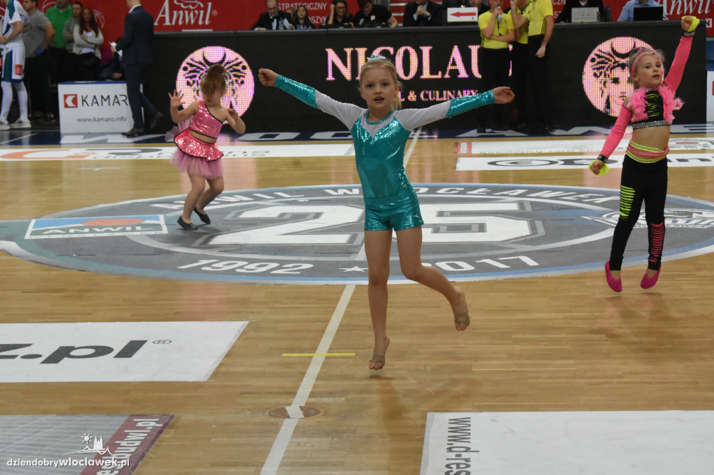 Anwil Dance Team na meczu z Treflem