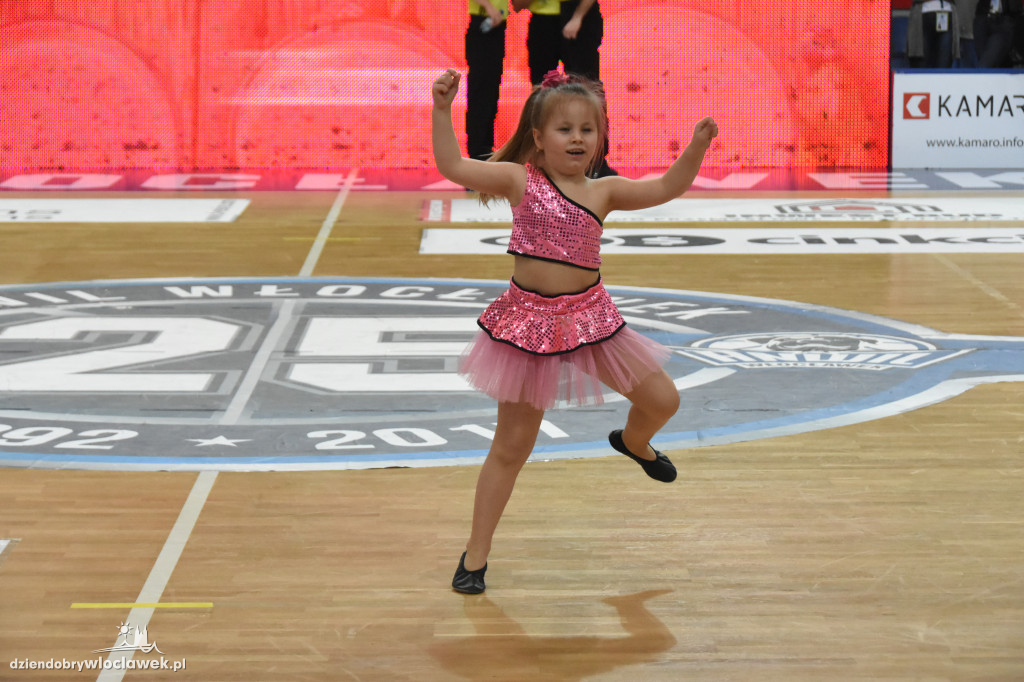 Anwil Dance Team na meczu z Treflem