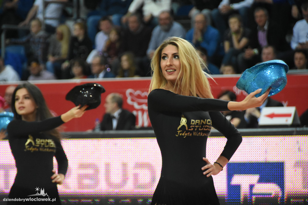 Anwil Dance Team na meczu z Treflem