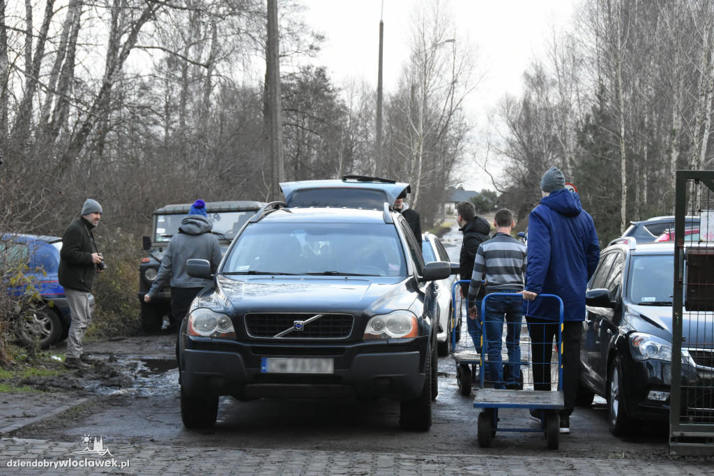 Anwil przekazał karmę dla schroniska