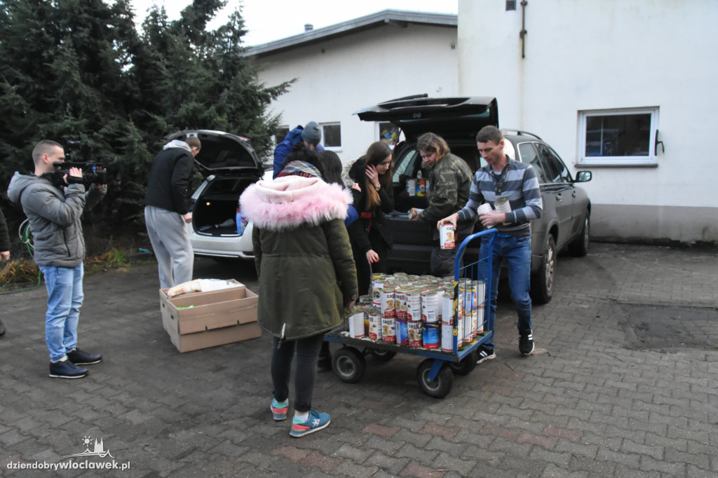Anwil przekazał karmę dla schroniska