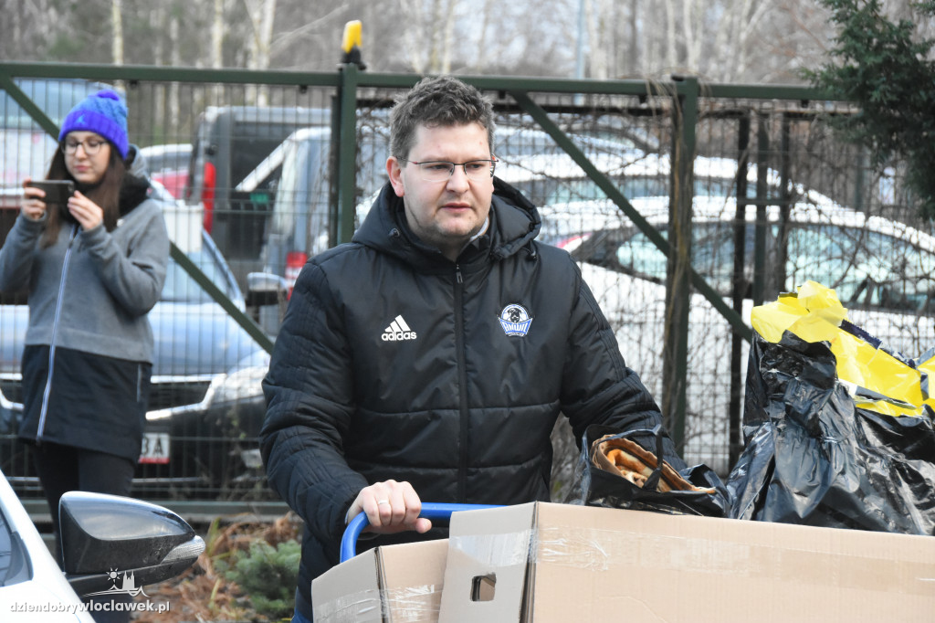 Anwil przekazał karmę dla schroniska