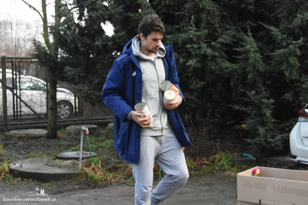 Anwil przekazał karmę dla schroniska