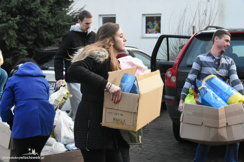 Anwil przekazał karmę dla schroniska