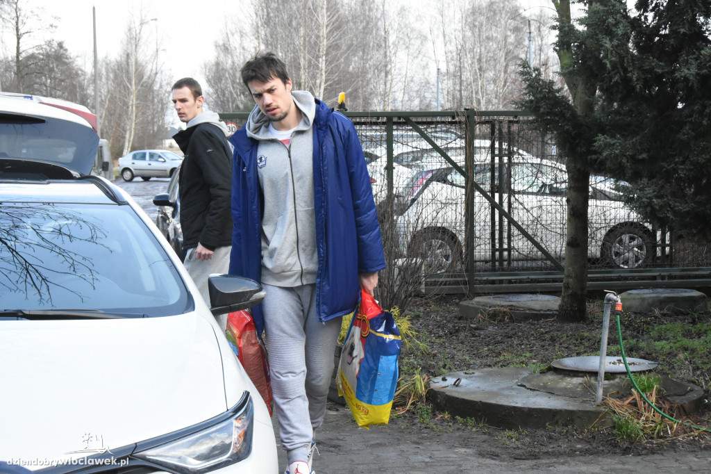 Anwil przekazał karmę dla schroniska