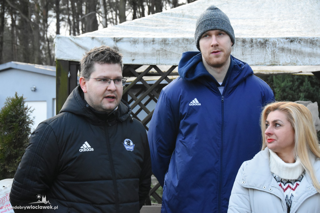 Anwil przekazał karmę dla schroniska