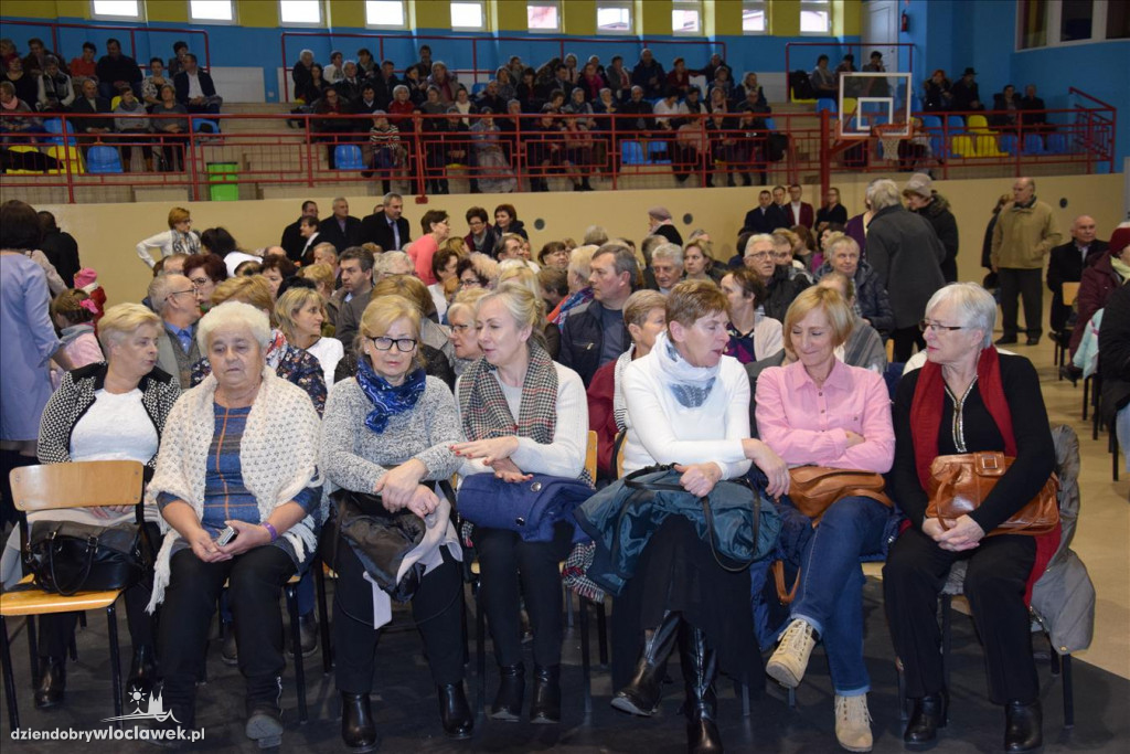 Eleni śpiewała kolędy w Choceniu