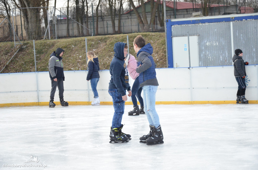 Szaleństwo na lodowisku przy al. Chopina