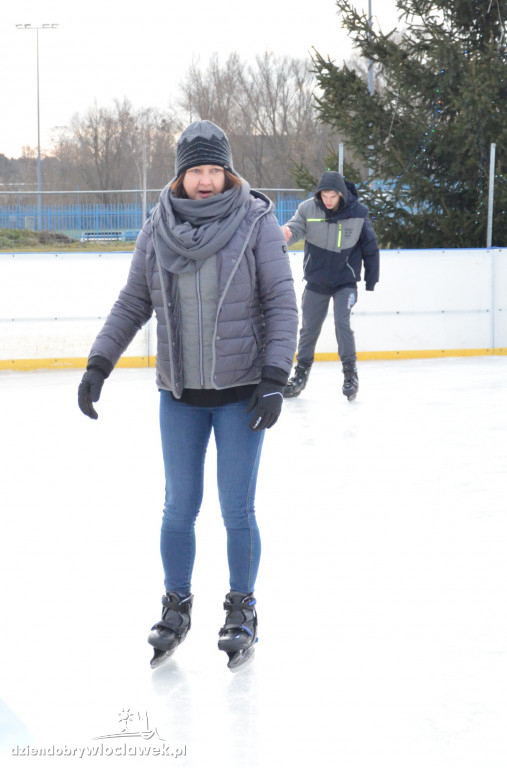 Szaleństwo na lodowisku przy al. Chopina