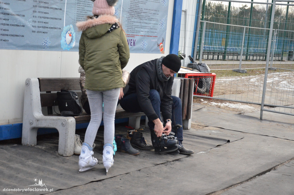 Szaleństwo na lodowisku przy al. Chopina
