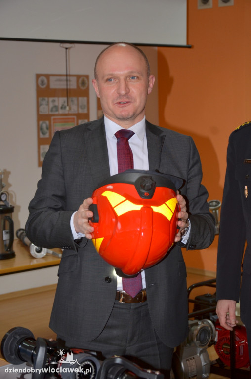 Miasto kupiło sprzęt strażakom