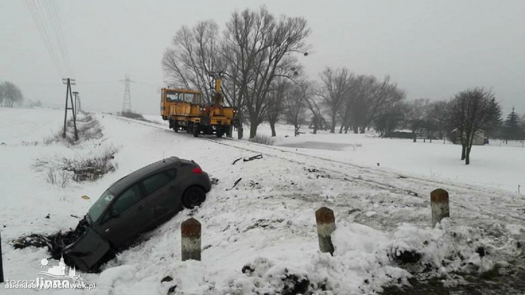 Drezyna uderzyła w auto osobowe
