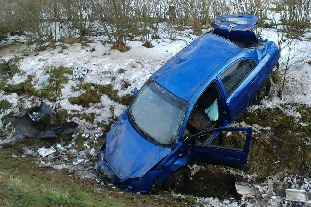 Mężczyzna wjechał autem do rowu