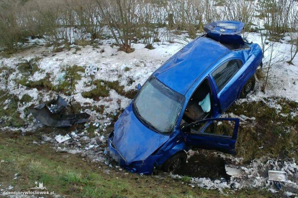Mężczyzna wjechał autem do rowu