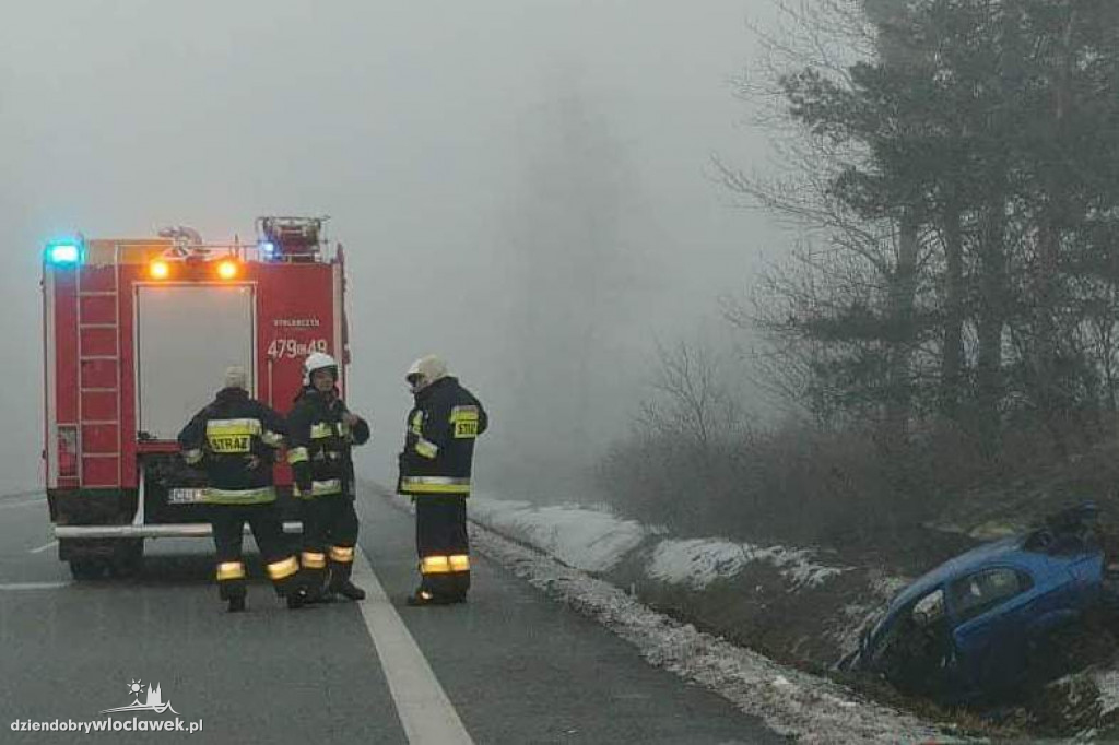Mężczyzna wjechał autem do rowu