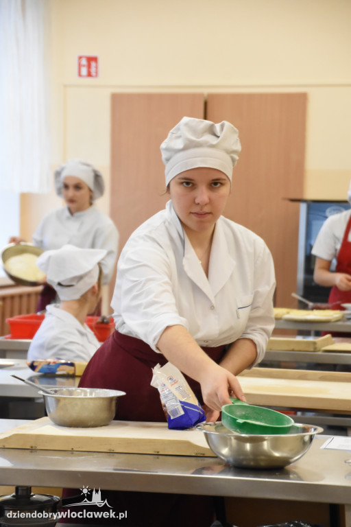 Uczniowie Chemika piekli pączki