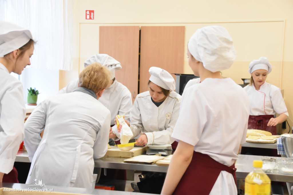Uczniowie Chemika piekli pączki